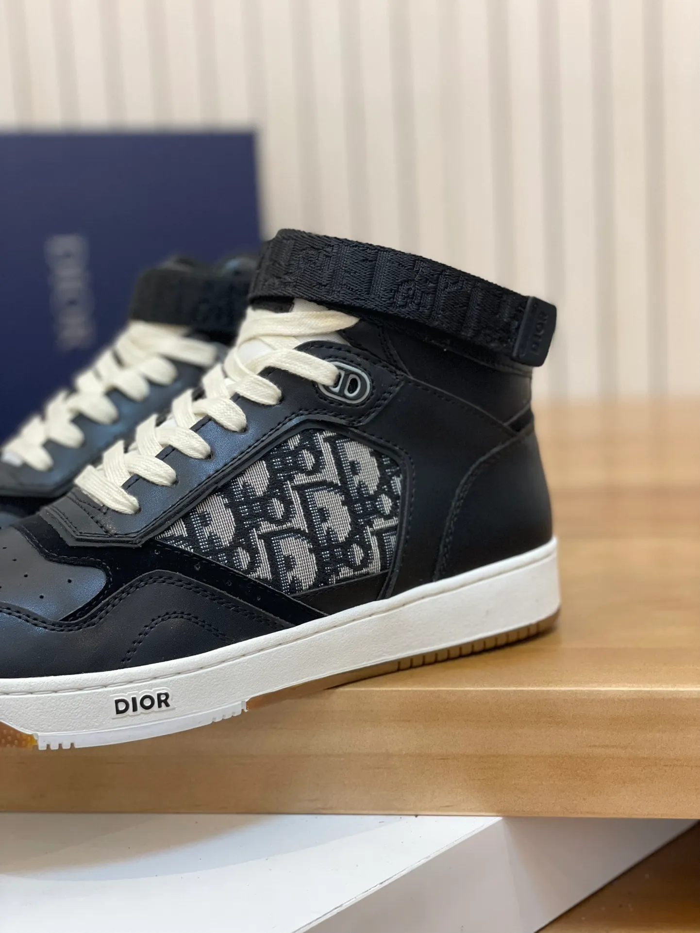 Men's shoes: 💰P460¥ Product trademark: Dior* "Dior*" high-top casual shoes Regular size: 38-44 (can be customized to 45.46) Product materials: Upper imported cowhide stitched with original fabric, breathable lining, original outsole. Number: 1006